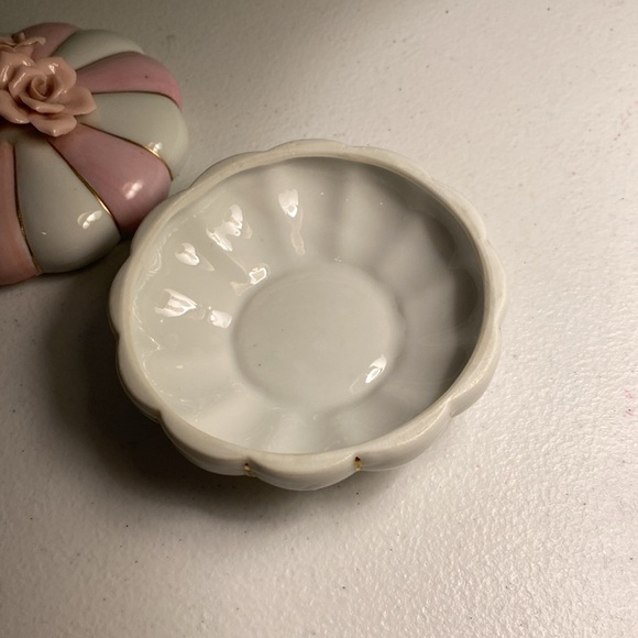 Vintage Porcelain Floral Powder/Trinket Jar - Picture 3 of 8